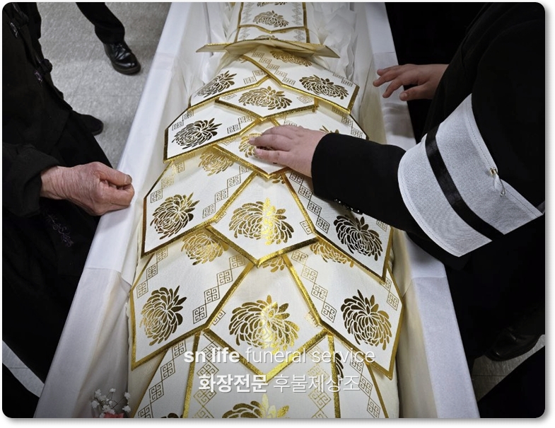 전통 장례와 현대 장례의 차이점을 분석합니다. 